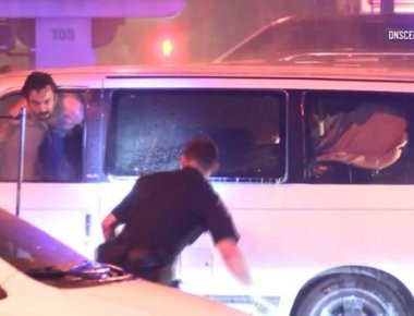 Προσοχή σκληρές εικόνες: Αστυνομικοί στις ΗΠΑ σκοτώνουν στον δρόμο πατέρα έξι παιδιών (βίντεο)